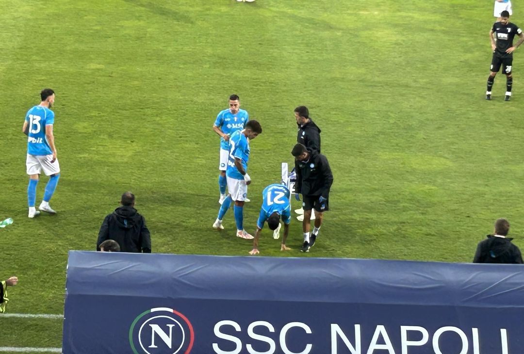 Termina il match di Politano con l'Augsburg: il giocatore esce zoppicante