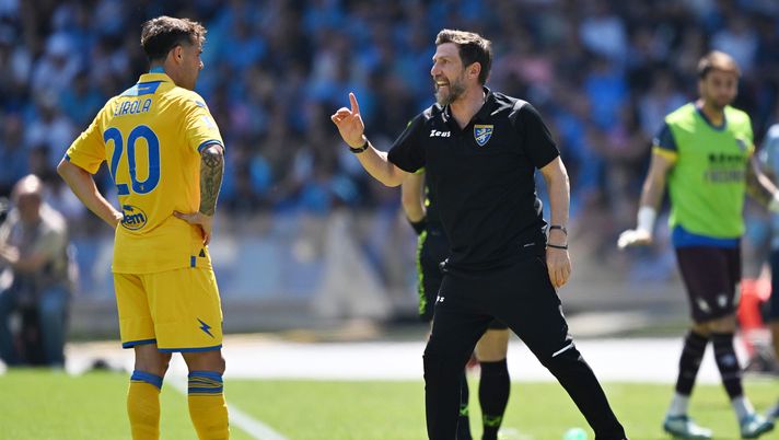 NAPLES, ITALY - APRIL 14: Eusebio Di Francesco Frosinone Calcio head coach with his player Pol Lirola during the Serie A TIM match between SSC Napoli and Frosinone Calcio at Stadio Diego Armando Maradona on April 14, 2024 in Naples, Italy. (Photo by Francesco Pecoraro/Getty Images) (Photo by Francesco Pecoraro/Getty Images) Empoli-Frosinone, le formazioni ufficiali: la scelta di Di Francesco su Cheddira - immagine 1