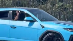 Okafor lascia Castel Volturno a bordo di un’auto dai colori del Napoli