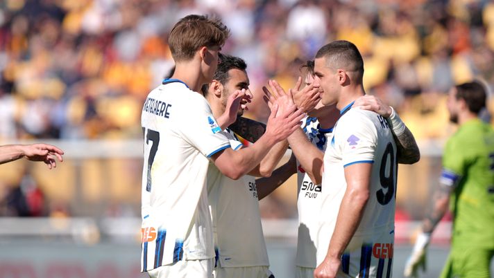 LECCE, ITALY - APRIL 06: Nikola Krstovic of Atalanta BC celebrates after scoring his side second goal during the Serie A match between US Lecce and Atalanta BC at Stadio Via del Mare on April 06, 2026 in Lecce, Italy. (Photo by Francesco Pecoraro/Getty Images) Troppa Atalanta per il Lecce: tris orobico al Via del Mare. DiFra resta in zona rossa - immagine 1