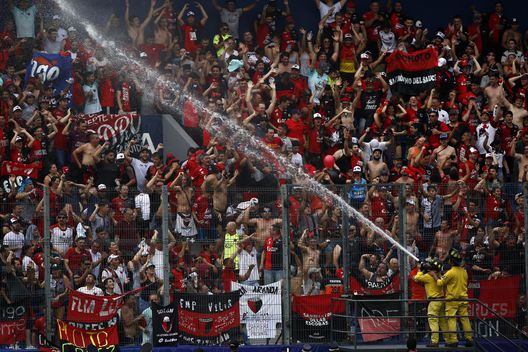 I vigili del fuoco usano la loro manichetta per spruzzare acqua sui tifosi a causa delle alte temperature prima della finale della Copa CONMEBOL Sudamericana 2019 tra Colon e Independiente del Valle allo Stadio General Pablo Rojas 'La Olla', il 9 novembre 2019 ad Asunción, Paraguay. (Foto di Marcelo Hernandez/Getty Images) Nuovo disastro in Argentina: lanci di pietre e bottiglie sui giocatori durante Colón-Mitre- immagine 2