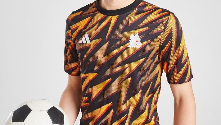 Roma, spunta un’anticipazione della maglia pre-gara della prossima stagione – FOTO Roma, spunta un’anticipazione della maglia pre-gara della prossima stagione – FOTO - immagine 1