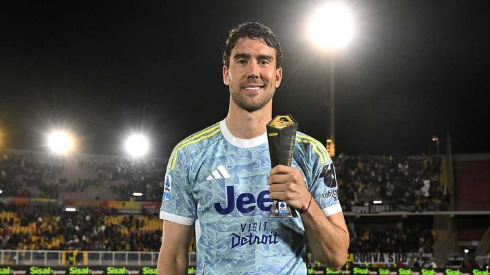 Dusan Vlahovic, attaccante Juventus, obiettivo di calciomercato del Milan per l'estate 2026 | AC Milan News (Credits foto: Getty Images) Milan in Champions e Juventus fuori? Provare l'assalto a Vlahović: ecco come e perché