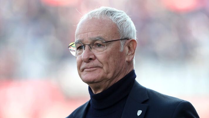 MONZA, ITALY - MARCH 16: Claudio Ranieri, Head Coach of Cagliari Calcio, looks on prior to the Serie A TIM match between AC Monza and Cagliari at U-Power Stadium on March 16, 2024 in Monza, Italy. (Photo by Marco Luzzani/Getty Images) Ranieri: “Oggi posso dirlo: avrei scambiato la Premier col Leicester per uno scudetto con la Roma” - immagine 1
