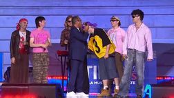 VIDEO – I Bnkr44 con la bandiera viola al Tim Summer Hits: e Carlo Conti la bacia!