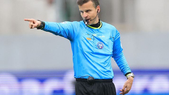 FLORENCE, ITALY - JANUARY 4: Federico La Penna referee reacts during the Serie A match between ACF Fiorentina and US Cremonese at Artemio Franchi on January 4, 2026 in Florence, Italy. (Photo by Gabriele Maltinti/Getty Images) L’Aia difende La Penna: “Gli siamo vicini, superato ogni limite civile e sportivo” - immagine 1