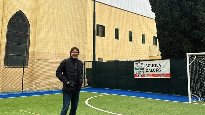 Conte torna nel campetto d’infanzia: “Pieno di buche, ma per noi era il Bernabeu” - immagine 1