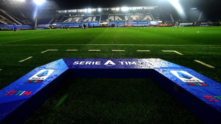 BERGAMO, ITALY - DECEMBER 20: The arch with the logo of serie A is displayed prior the Serie A match between Atalanta BC and AS Roma at Gewiss Stadium on December 20, 2020 in Bergamo, Italy. Sporting stadiums around Italy remain under strict restrictions due to the Coronavirus Pandemic as Government social distancing laws prohibit fans inside venues resulting in games being played behind closed doors. (Photo by Pier Marco Tacca/Getty Images) serie a stipendi