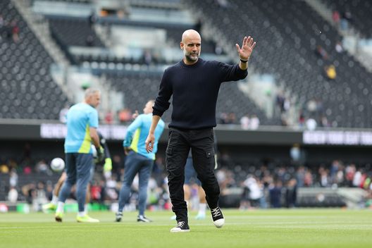 Pep Guardiola, allenatore del Manchester City, saluta i tifosi prima della partita di Premier League tra Fulham FC e Manchester City FC al Craven Cottage il 25 maggio 2025 a Londra, Inghilterra. (Foto di Alex Davidson/Getty Images) Guardiola, Juventus Manchester City