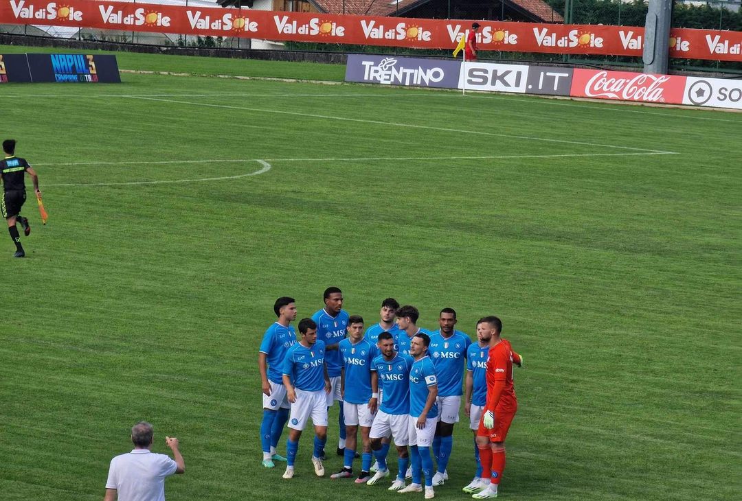 I calciatori del Napoli scesi in campo per l'amichevole con l'Anaune hanno indossato per la prima volta le maglie con lo scudetto.