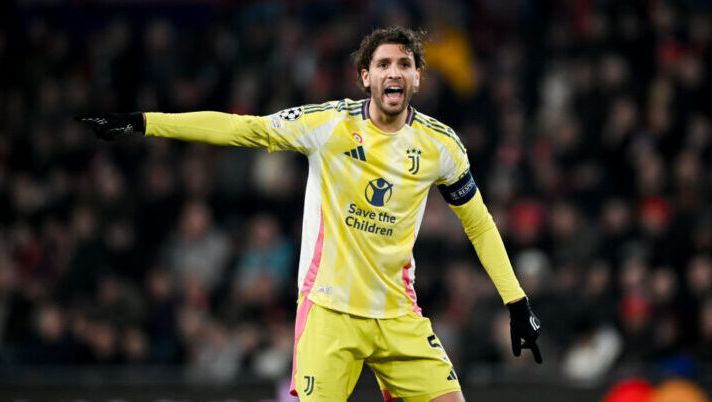 EINDHOVEN, NETHERLANDS - FEBRUARY 19: Manuel Locatelli of Juventus gestures during the UEFA Champions League 2024/25 League Knockout Play-off second leg match between PSV and Juventus at PSV Stadion February 19, 2025 in Eindhoven, Netherlands. (Photo by Daniele Badolato - Juventus FC/Juventus FC via Getty Images) Locatelli: “Abbiamo buttato la qualificazione!”. Motta: “No, non sono d’accordo” - immagine 1