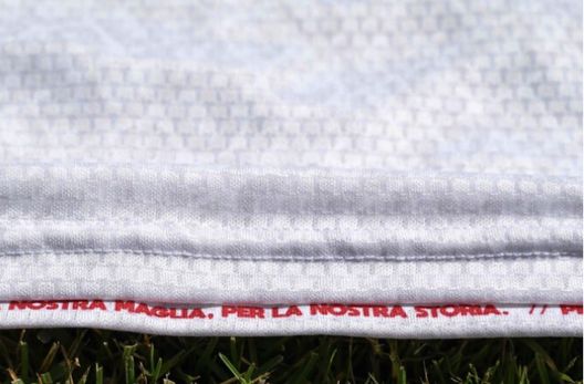 Catanzaro, ecco la seconda maglia: design bianco perla con dettagli giallorossi- immagine 3