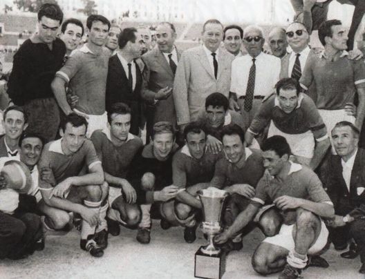 Calciatori, staff e dirigenti dell'Associazione Calcio Napoli posano al fianco della Coppa Italia (stagione 1961/62)