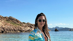 Melissa, fisico top in costume: curve super sensuali. La Satta incanta in Sardegna