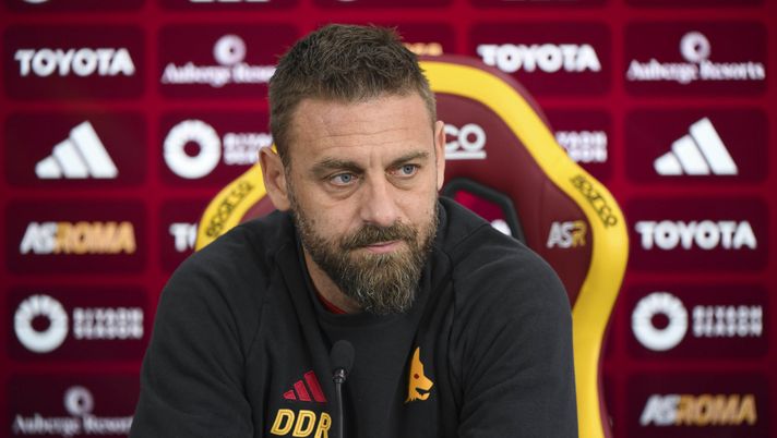 ROME, ITALY - APRIL 21: AS Roma coach Daniele De Rossi during press conference at Centro Sportivo Fulvio Bernardini on April 21, 2024 in Rome, Italy. (Photo by Luciano Rossi/AS Roma via Getty Images) Roma, sondato un ex obiettivo del Napoli per l’attacco: gioca in Ligue 1. Il profilo - immagine 1