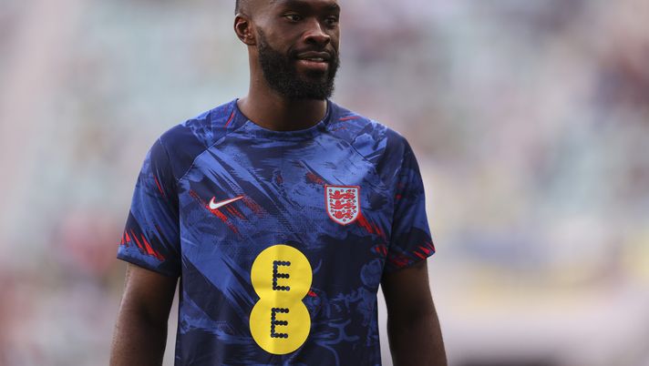 Fikayo Tomori, difensore del Milan. Qui nel riscaldamento di Inghilterra-Ucraina (getty images)