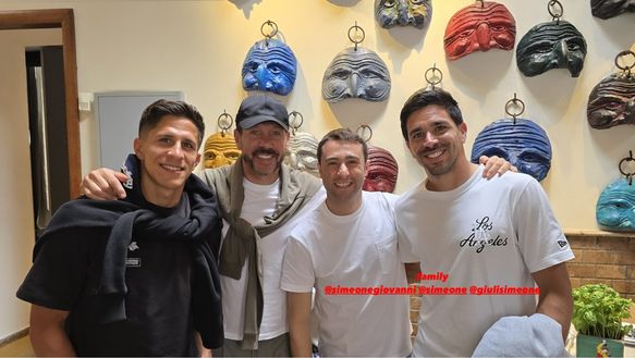 FOTO Cholito Simeone, pizza con papà Diego e il fratello Giuliano: lo scatto- immagine 2