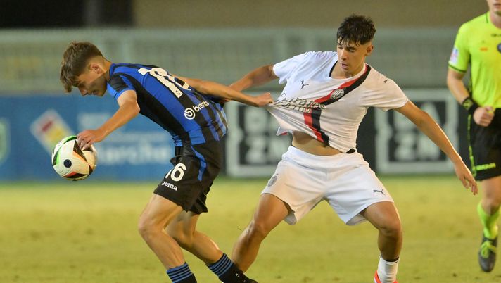 SAN BENEDETTO DEL TRONTO, ITALY - JUNE 22: Nicolo' Regonesi of Atalanta BC and Christian Mihai Vechiu of AC Milan in action during the Serie A & B U16 Final match between Atalanta BC and AC Milan at Stadio Riviera delle Palme on June 22, 2024 in San Benedetto del Tronto, Italy. (Photo by Giuseppe Bellini/Getty Images) Finale amaro per il Milan U17: cade ai rigori, ma il futuro è brillante! - immagine 1