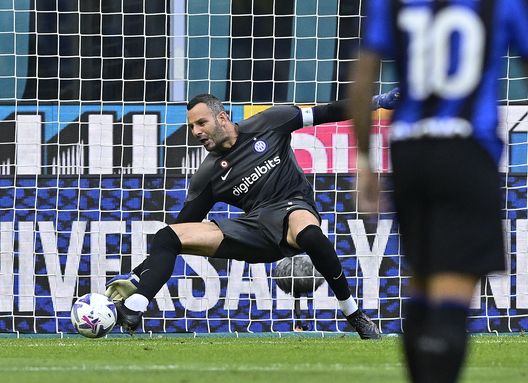 MILAN, ITALY - SEPTEMBER 10: Samir Handanovic of FC Internazionale in action during the Serie A match between FC Internazionale and Torino FC at Stadio Giuseppe Meazza on September 10, 2022 in Milan, Italy . (Photo by Mattia Ozbot - Inter/Inter via Getty Images)