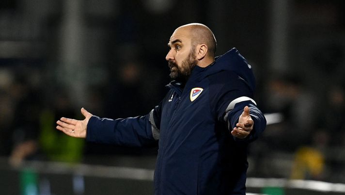 TALLAGHT, IRELAND - DECEMBER 12: Mladen Zizovic, Head Coach of FK Borac reacts during the UEFA Conference League 2024/25 League Phase MD5 match between Shamrock Rovers FC and FK Borac at on December 12, 2024 in Dublin, Ireland. (Photo by Charles McQuillan/Getty Images) Radnicki 1923, morto l’allenatore Zizovic per un malore durante la partita - immagine 1