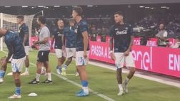 Il Napoli in campo per il riscaldamento: la carica degli azzurri