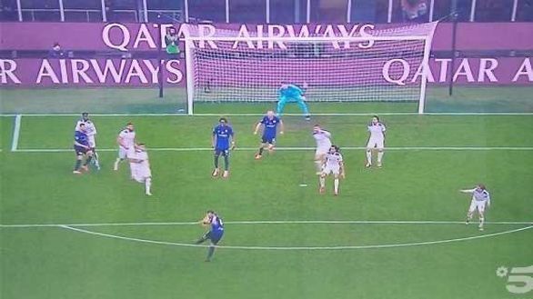 Zazzaroni durissimo: “Fuorigioco Arnautovic, toppa peggio del buco! Agli arbitri chiedo se…”- immagine 3