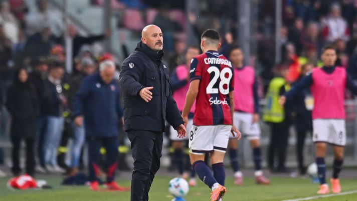 BOLOGNA, ITALY - NOVEMBER 09: Vincenzo Italiano, Head Coach of Bologna FC 1909, looks on during the Serie A match between Bologna FC 1909 and SSC Napoli at Renato Dall'Ara Stadium on November 09, 2025 in Bologna, Italy. (Photo by Alessandro Sabattini/Getty Images) Cor Sport – Italiano dovrà fare di necessità virtù - immagine 1