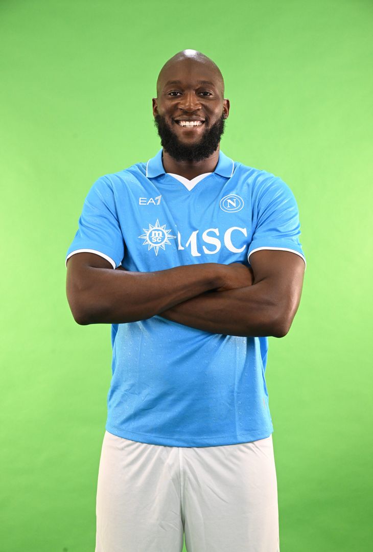 GALLERY Lukaku posa con la divisa del Napoli: gli scatti con la maglia azzurra e bianca - immagine 14
