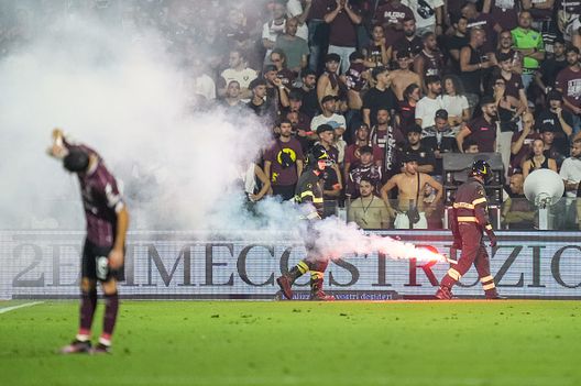 I primi lanci di fumogeni sul terreno di gioco dopo il raddoppio si Sibilli (Photo by Giuseppe Maffia/NurPhoto via Getty Images) Salernitana-Sampdoria, disordini e partita sospesa: a cosa vanno incontro i granata- immagine 3