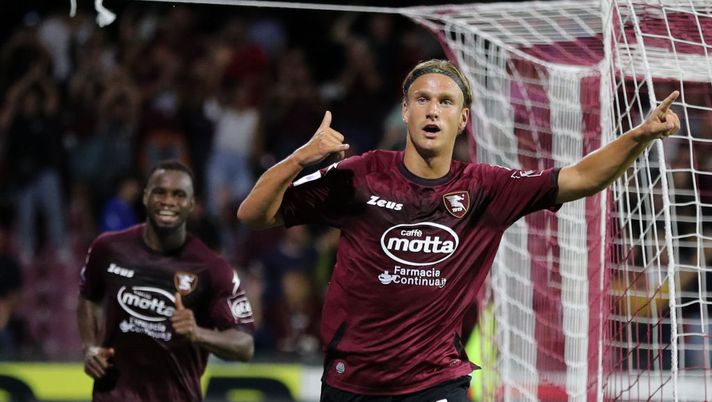SALERNO, ITALY - AUGUST 28: Erik Botheim of Salernitana celebrates after scoring the 4-0 goal during the Serie A match between Salernitana and UC Sampdoria at Stadio Arechi on August 28, 2022 in Salerno, Italy. (Photo by Francesco Pecoraro/Getty Images) Salernitana, futuro incerto per Botheim: ora però il “derby” in Nazionale - immagine 1
