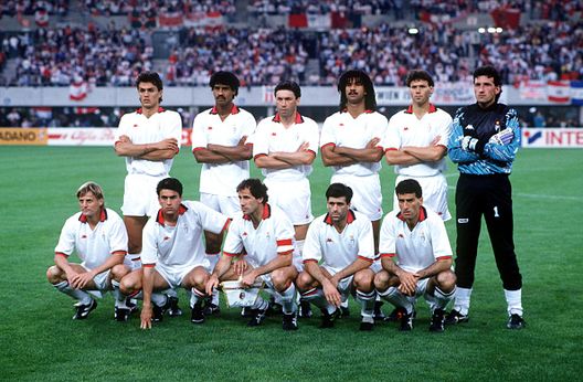 Football, European Cup Final, Vienna, Austria, 23rd May 1990, AC Milan 1 v Benfica 0, The AC Milan team line up together for a group photograph, Back Row L-R: Paolo Maldini, Frank Rijkaard, Carlo Ancelotti, Ruud Gullit, Marco van Basten, Giovanni Galli , Front Row L-R: Angelo Colombo, Alessandro Costacurta, Franco Baresi, Alberigo Evani and Mauro Tassotti (Photo by Bob Thomas Sports Photography via Getty Images) Milan e Real Madrid: il leggendario derby d’Europa- immagine 4
