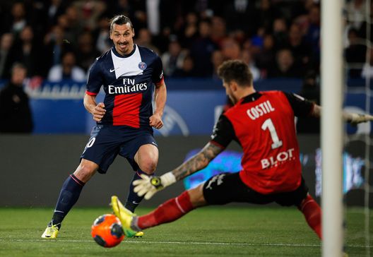 Benoit Costil in maglia Rennes para un tiro di Zlatan Ibrahimovic. (Foto di Dean Mouhtaropoulos/Getty Images) L’ex Bordeaux e Salernitana Benoit Costil è diventato un allevatore di ostriche- immagine 2
