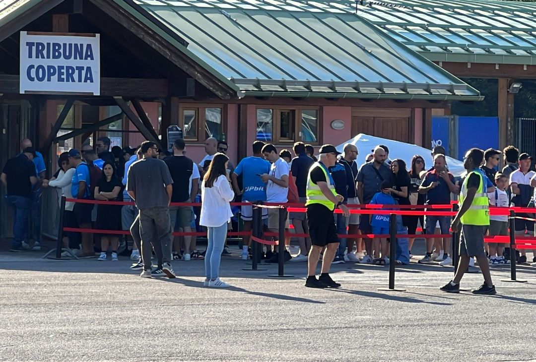 GALLERY Quanto entusiasmo a Dimaro: tifosi in fila dalle 8 del mattino- immagine 1