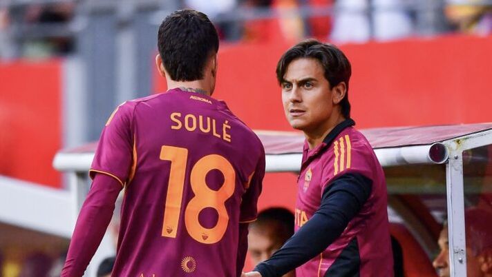 LENS, FRANCE - AUGUST 02: Paulo Dybala of AS Roma shakes hands with Matias Soule of AS Roma during the friendly match between RC Lens and AS Roma at Stade Bollaert-Delelis on August 02, 2025 in Lens, France. (Photo by Franco Arland/Getty Images) FORMAZIONI UFFICIALI – Fuori Esposito e Soulé! La scelta su Dybala, Dovbyk, Gaetano, Koné, Orban e Bailey - immagine 1