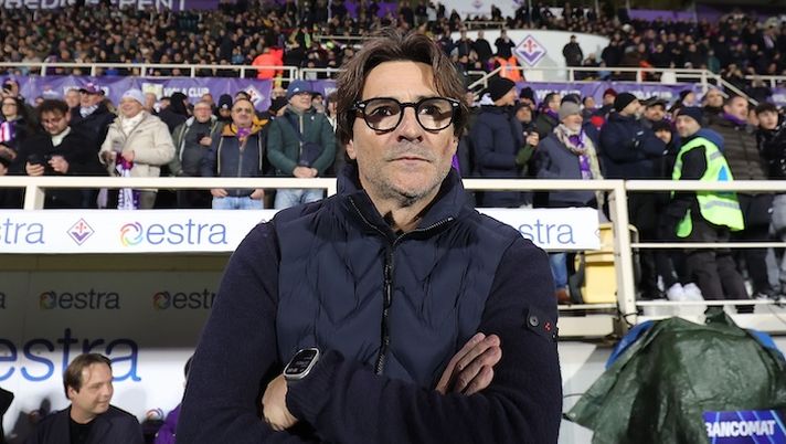 FLORENCE, ITALY - NOVEMBER 22: Head coach Paolo Vanoli manager of ACF Fiorentina looks on during the Serie A match between ACF Fiorentina and Juventus FC at Artemio Franchi on November 22, 2025 in Florence, Italy. (Photo by Gabriele Maltinti/Getty Images) Vanoli: “Parole Dzeko? Qualcuno che difende la squadra: finalmente! Ndour fuori posizione, Gud…” - immagine 1