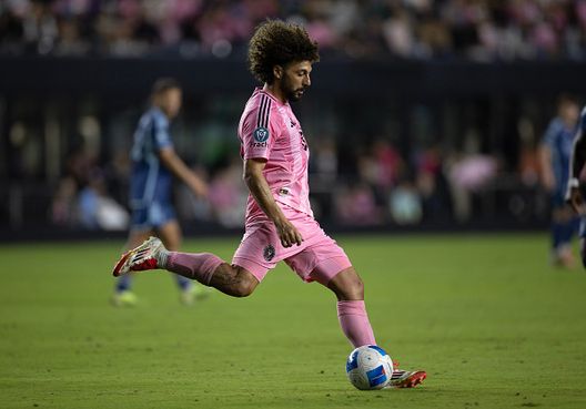 Maximiliano Falcon durante la sfida con lo Sporting Kansas. (Photo by Michael Pimentel/ISI Photos/Getty Images) Inter Miami, Maxi Falcon e quella battuta su Messi e Suarez: “Si misero a ridere”- immagine 2