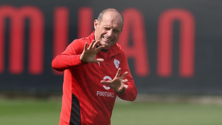 Massimiliano Allegri (allenatore AC Milan), qui durante una seduta di allenamento con i rossoneri a Milanello | Milan News (Credits foto: Getty Images) Massimiliano Allegri, allenatore AC Milan, qui durante una seduta di allenamento con i rossoneri a Milanello
