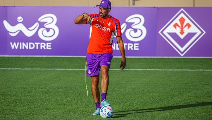 GERMOGLI PH: 13 LUGLIO 2026 BAGNO A RIPOLI ROCCO CCOMMISSO VIOLA PARK PRIMO ALLENAMENTO DEL RITIRO CON ALLENATORE GROSSO DELLA FIORENTINA NELLA FOTO ALLENATORE FABIO GROSSO Grosso