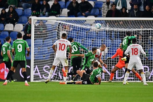 Leo Ostigard del Genoa CFC segna il secondo gol della sua squadra durante la partita di Serie A tra US Sassuolo Calcio e Genoa CFC allo Stadio Mapei Città del Tricolore il 3 novembre 2025 a Sassuolo Serie A, decimo atto: stop in testa, ma Napoli è primo; Firenze, ore bollenti- immagine 2