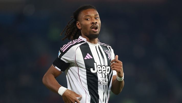 PISA, ITALY - DECEMBER 27: Khephren Thuram of Juventus FC looks on during the Serie A match between Pisa SC and Juventus FC at Arena Garibaldi on December 27, 2025 in Pisa, Italy. (Photo by Gabriele Maltinti/Getty Images) NEWS – Orsolini, Mina, Gaetano, Koné, Perrone, Douvikas, Jashari, Kean, Solet, Banda e controlli per K. Thuram - immagine 1
