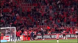 Dramma Ajax al 99′: la folle esultanza dei calciatori del PSV con i tifosi