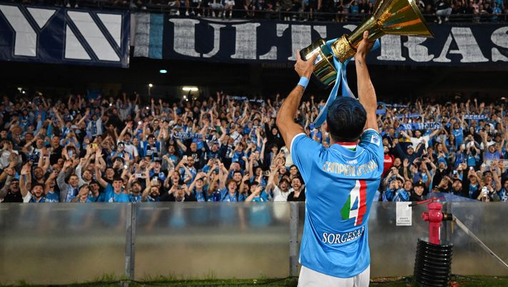 NAPOLI, ITALIA - 23 MAGGIO: Giovanni Simeone del Napoli solleva lo Scudetto di Serie A TIM e lo mostra ai suoi tifosi dopo la vittoria della sua squadra nella partita di Serie A tra Napoli e Cagliari allo Stadio Diego Armando Maradona il 23 maggio 2025 a Napoli, Italia. (Foto di Francesco Pecoraro/Getty Images) sorteggio calendario serie A