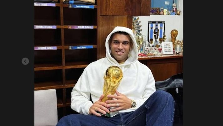 Lautaro ritrova l’Argentina e il sorriso: scatto con la Coppa del Mondo Lautaro ritrova l’Argentina e il sorriso: scatto con la Coppa del Mondo - immagine 1