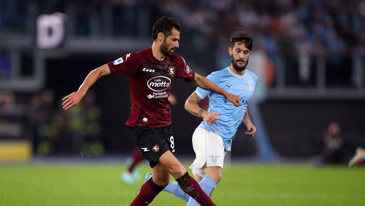 ROME, ITALY - OCTOBER 30: Antonio Candreva of Salernitana is put under pressure by Luis Alberto of Lazio during the Serie A match between SS Lazio and Salernitana at Stadio Olimpico on October 30, 2022 in Rome, Italy. (Photo by Paolo Bruno/Getty Images) Luis Alberto