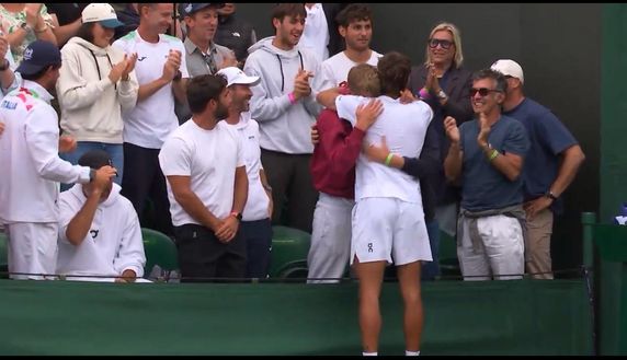 Cobolli batte Cilic e vola ai quarti: l’abbraccio con Bove è da brividi – FOTO Cobolli batte Cilic e vola ai quarti: l’abbraccio con Bove è da brividi – FOTO - immagine 1