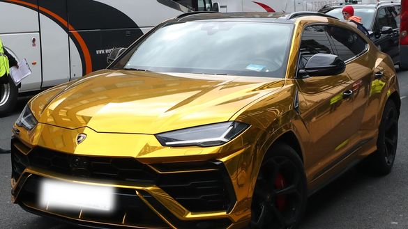 Le auto dei giocatori dell'AC Milan: Rafael Leao e Theo Hernandez hanno nel proprio garage una Lamborghini Urus (Foto Getty Images) Le automobili dei giocatori del Milan: le macchine di Leao, Theo e non solo- immagine 2