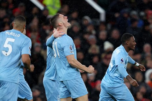MANCHESTER, ENGLAND - DECEMBER 07: Nikola Milenkovic of Nottingham Forest celebrates scoring his team's first goal with teammates during the Premier League match between Manchester United FC and Nottingham Forest FC at Old Trafford on December 07, 2024 in Manchester, England. (Photo by Clive Brunskill/Getty Images) nikola milenkovic
