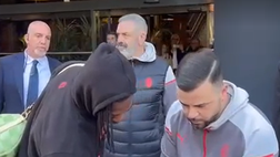 Video – Milan-Roma, Leao firma autografi ai tifosi presenti | PM NEWS