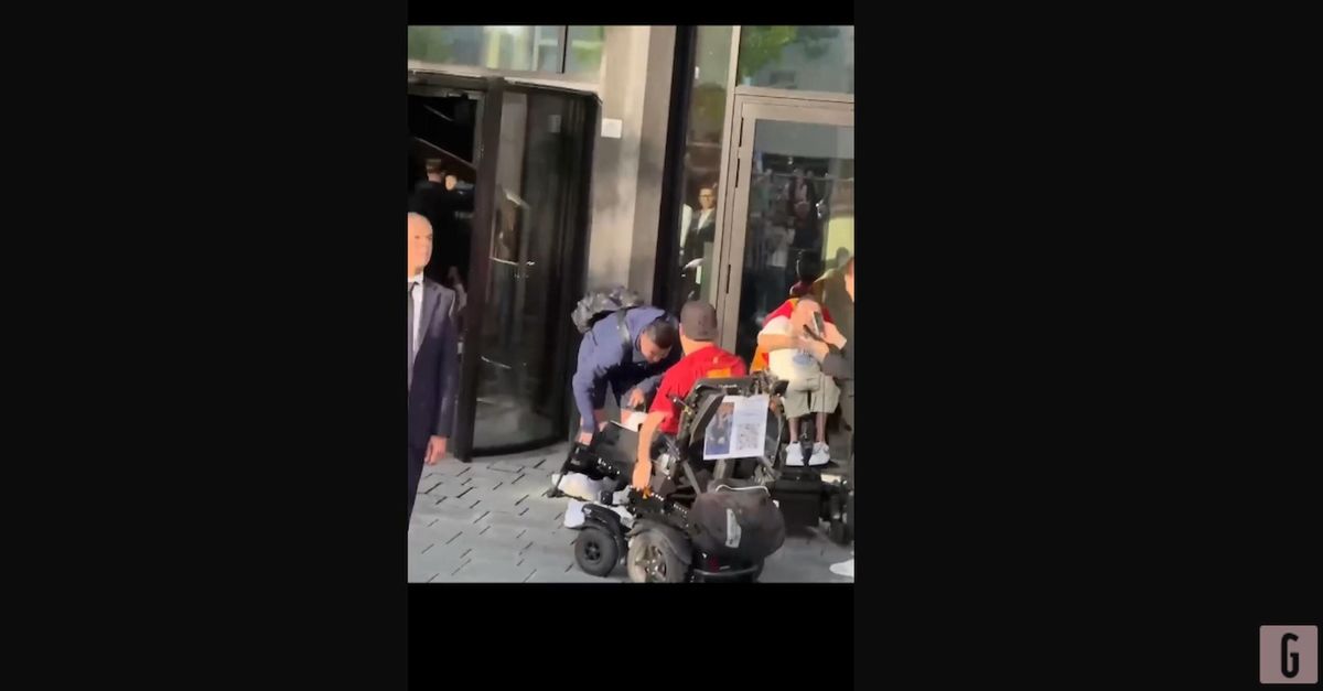 VIDEO / Tifoso colpisce accidentalmente Ronaldo, lui reagisce così VIDEO / Tifoso colpisce accidentalmente Ronaldo, lui reagisce così