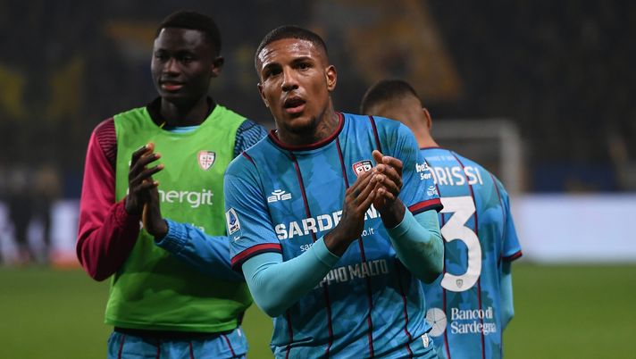 PARMA, ITALY - FEBRUARY 27: Michael Folorunsho of Cagliari Calcio greets the fans during the Serie A match between Parma Calcio 1913 and Cagliari Calcio at Stadio Ennio Tardini on February 27, 2026 in Parma, Italy. (Photo by Alessandro Sabattini/Getty Images) VIDEO – Ex viola: Folorunsho, un rientro da sogno. L’eurogol contro il Parma - immagine 1